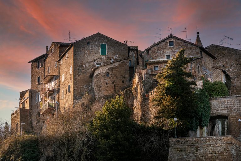 VITERBO: VILLA LANTE E PALAZZO FARNESE