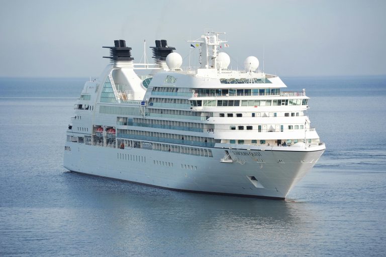 VISITA E PRANZO SULLA NAVE COSTA SMERALDA A GENOVA  E PASSEGGIATA IN CENTRO